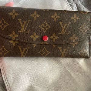 Louis Vuitton Emilie Wallet Monogram. Great condition. No peeling or tears